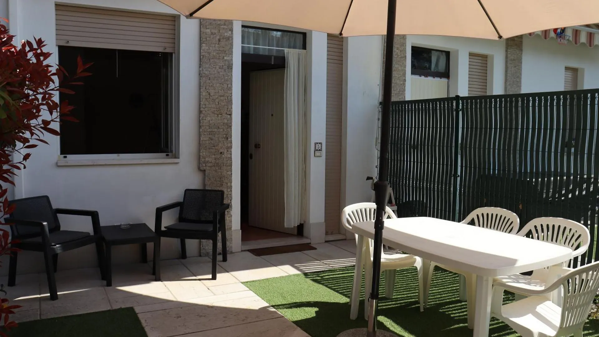 Monika Holiday 5 Lake Garden Apartment